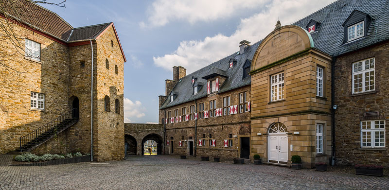 Hochschloss, Eingangsportal und Palas vom Innenhof aus fotografiert. Tuxyso / Wikimedia Commons / CC-BY-SA-3.0 Schloss Broich
